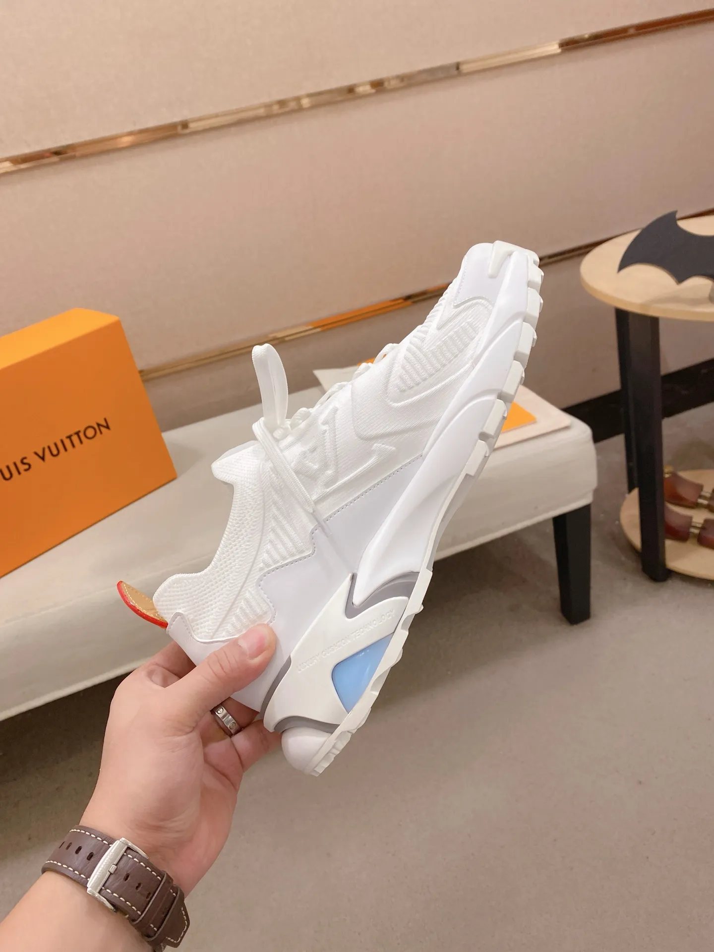 Men's Men's Shoes💰: 620💰The high version of the LV Runner Tatic sneakers are made of a whole piece of technical knitting to create an easy-to-take-on design, and are trimmed with cow leather to outline the upper. The LV logo on the side creates a dynamic feel among the textures, and the leather back strap is shaped like the handle fasteners in the Louis Vuitton leather goods collection. Mixed materials Laces Louis Vuitton accents Rubber outsole with Vuitton logo Size 39-44 Customizable 38.45.46
